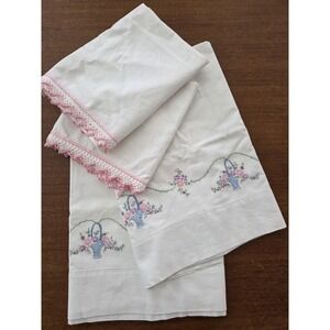 Two Pairs‎ Of Vtg Embroidered Crochet Pillow Cases